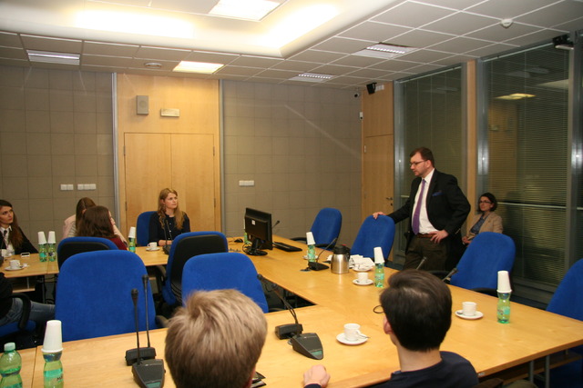 Ředitel odboru obranné politiky Jan Jireš představuje studentům, jak ČR přispívá do NATO