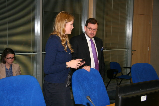 Ředitel odboru obranného plánování Jan Jireš a jedna z organizátorek Pražského studentského summitu Barbora Obračajová