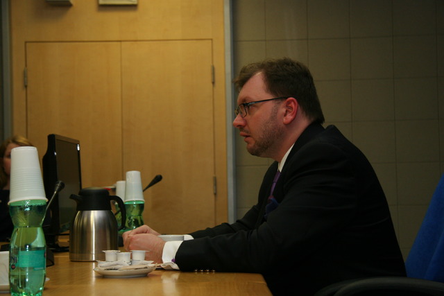 V druhé části besedy se studenty odpovídal ředitel odboru obranné politiky Jan Jireš na otázky studentů