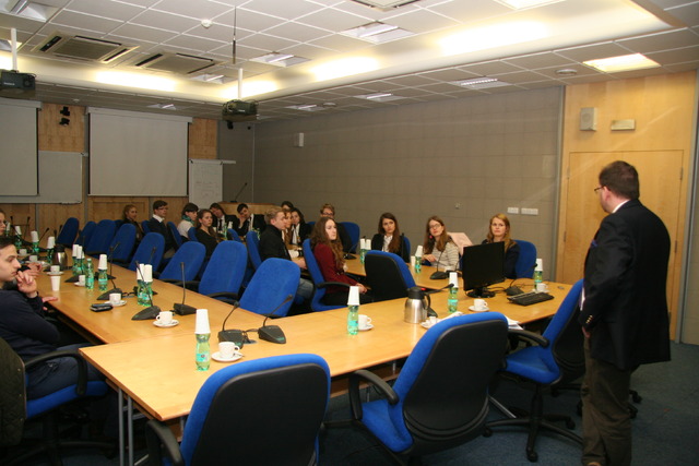 Debata na studenty probíhala v jednacím sále SOC na pražských Valech