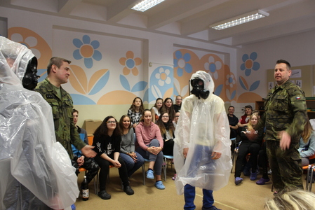 Během chemické přípravy soutěžili kluci a holky v rychlosti oblékání se do ochranných pomůcek