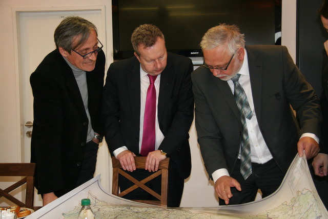 Ministři Martin Stropnický, Richard Brabec a náměstek hejtmana Josef Jadrný nad mapou Ralska