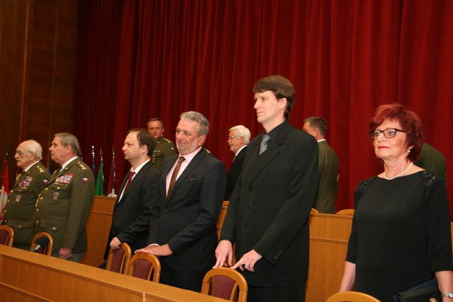 Slavnostního setkání se účastnili (zprava): náměstkyně primátorky hl. m. Praha Eva Kislingerová, Pavel Kugler z odboru pro válečné veterány, poslanec Ivan Gabal a senátor Václav Láska