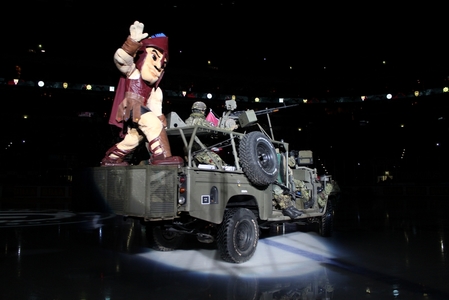 LR 130 Kajman s osádkou 43. výsadkového praporu Chrudim.