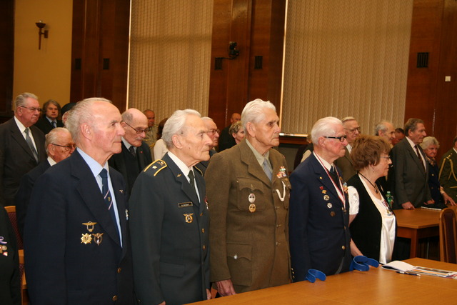 Mezi pamětníky stál i skaut Lubomír Šušlík (uprostřed), jeden z nejmladších, kdo se zúčastnil dramatických bojů o Český rozhlas v Praze