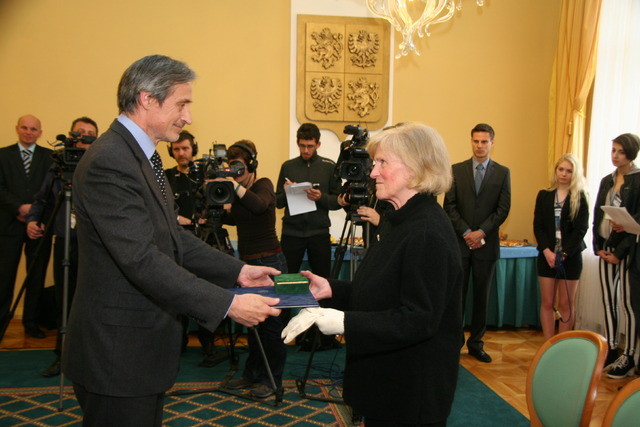 Ministr obrany předává vyznamenání dceři Jan Budíka, kteří za svou účast v Obraně národa skončil v koncentračním táboře Buchenwald, kde zemřel.