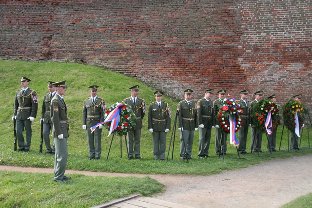 Čestná stráž s věnci před pietním aktem na bývalém popravišti