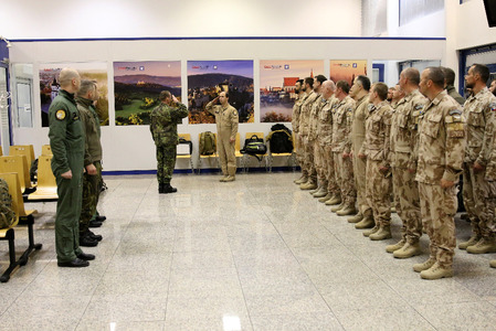 Nástup po příletu z Iráku, velitel 4.LPT major Jan Přibyl podává hlášení plukovníku gšt. Petru Vohralíkovi