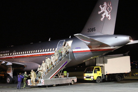 Čeští vojáci, kteří se vrátili z mise v Iráku, předali Barborce výtěžek sbírky