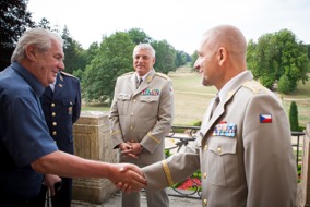 Prezident republiky se dnes sešel v Lánech s náčelníkem Generálního štábu AČR a jeho zástupci