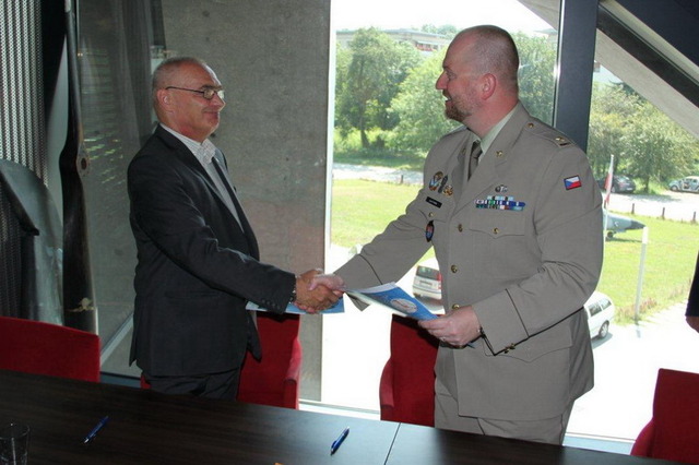 Podpis dohody mezi polskou a českou stranou. Vlevo ředitel polského muzea K. Radwan, vpravo zástupce VHÚ mjr. J. Turek
