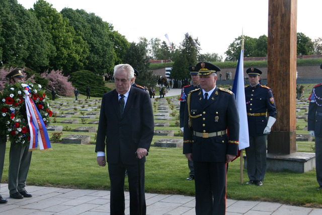 Prezident Miloš Zeman klade věnec na terezínském hřbitově