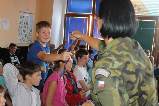 Vojáci odměňují děti za aktivitu
