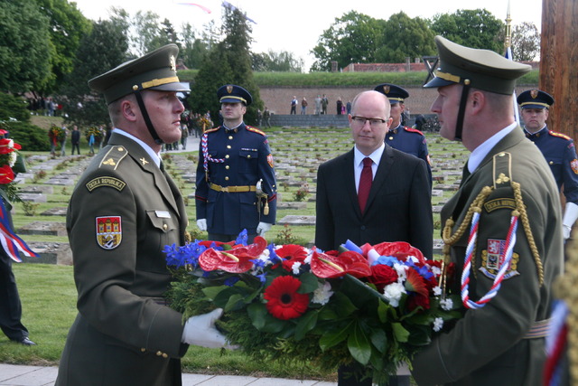 Premiér Bohuslav Sobotka nebyl na Terezínské tryzně jediným zástupcem vlády