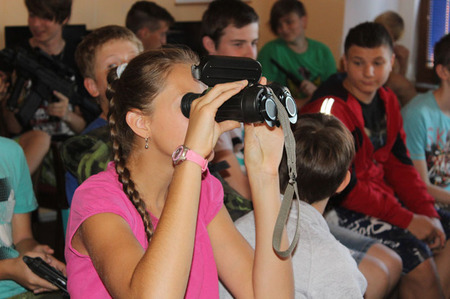 O armádní výstroj se zajímaly i dívky