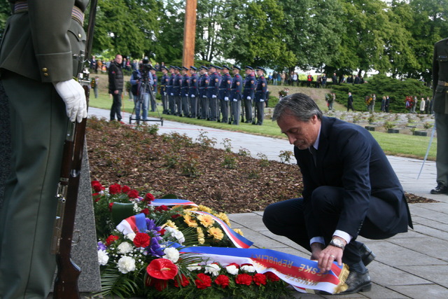 Ministr obrany Martin Stropnický v Terezíně pokládá věnec 