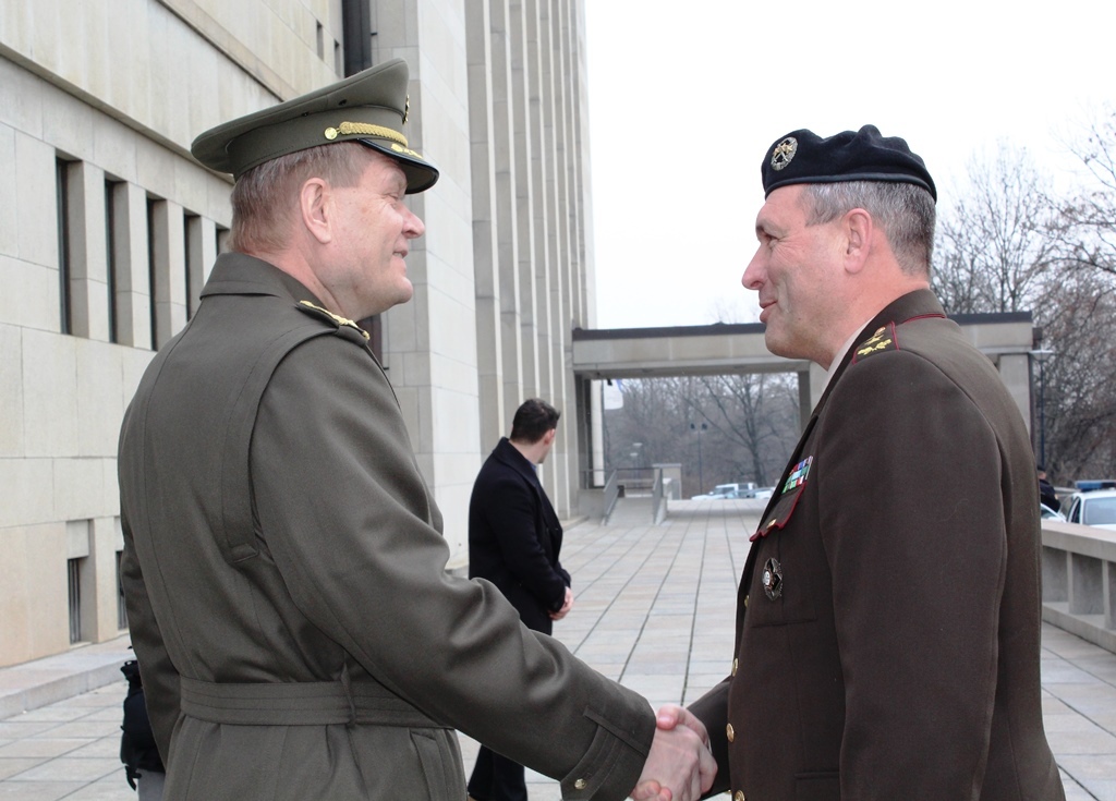 Náčelník GŠ AČR armádní generál Josef Bečvář přivítal generálporučíka Leonīdse Kalniņše