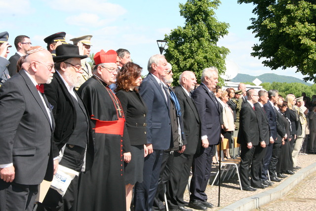 Vedle prezidenta republiky, zástupců Parlamentu ČR, Ústavního soudu se účastnil Dominik kardinál Duka a vrchní zemský a pražský rabín Karol Sidon