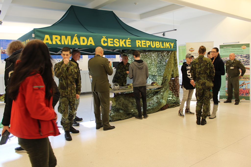 Důležité informace o škole prezentovali sami studenti ve vstupní hale