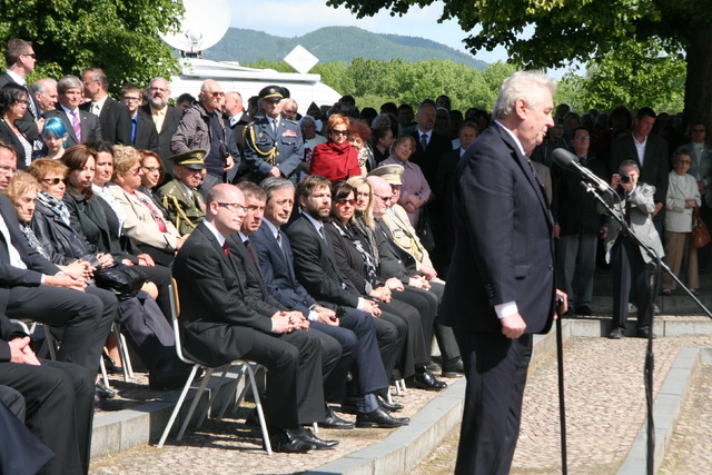 Projev prezidenta republiky sleduje sedm členů vlády