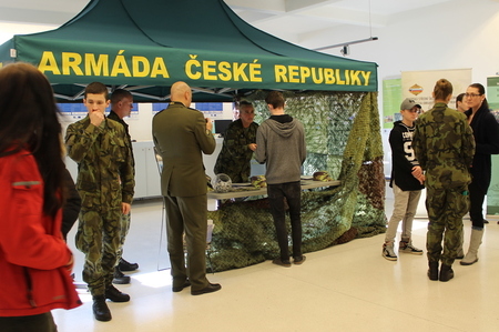 Budoucí vojáci si prohlédli zázemí nově otevřené pobočky vojenské školy v Sokolově