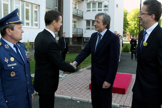 Martin Stropnický se zdraví se členy slovenské delegace