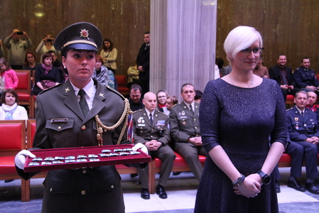 Ministryně obrany osobně předávala medaile, přihlíželi tomu příbuzní oceněných vojáků