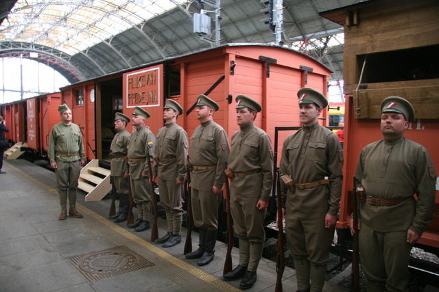 Členové Československé obce legionářské stáli u vlaku v dobových uniformách