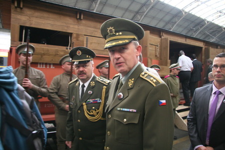 Legiovlak slavnostně vyjel na svou stoletou cestu