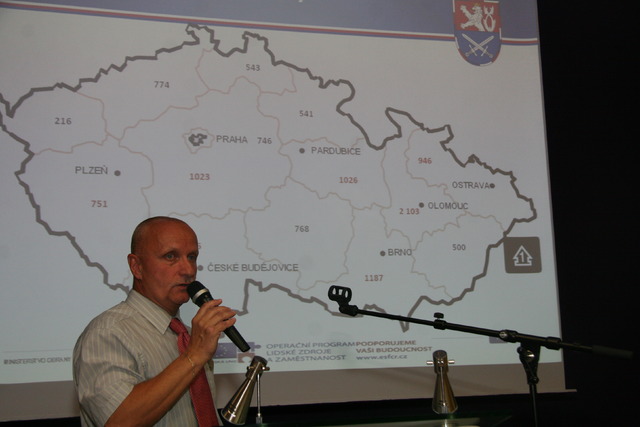 Jiří Mašek z odboru pro válečné veterány ukazuje na mapě, kde všude byla zřízena poradenská cetnra pro válečné veterány