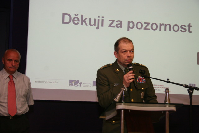 Ředitel odboru pro válečné veterány Eduard Stehlík poděkoval personalistům za participaci na projektu