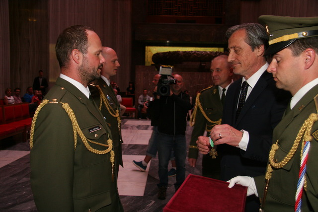 Ministr Stropnický dnes udělil dva Záslužné kříže ministra obrany