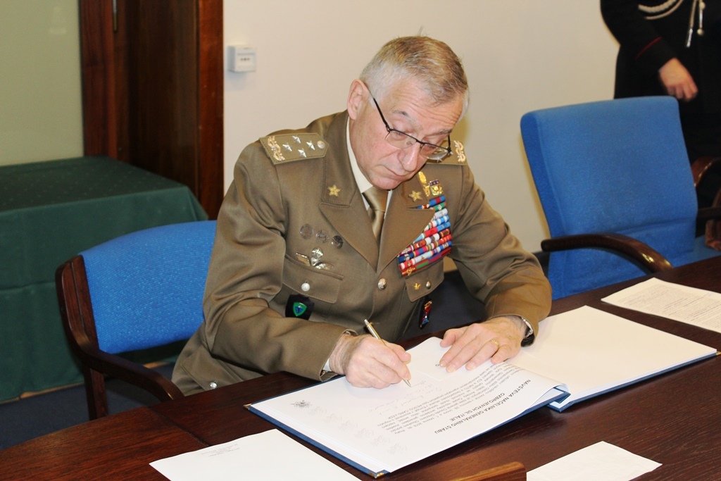 Generál Claudio Graziano při zápisu do kroniky