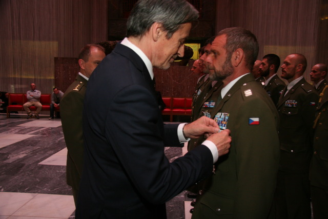 Ministr obrany Martin Stropnický poté předával Medaile MO Za službu v zahraničí