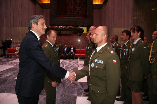 Medaili ministra obdrželi všichni nastoupení vojáci