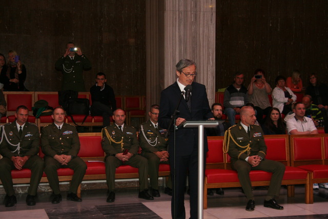 Projevu ministra, ve kterém poděkoval splnění úkolů v misích, naslouchali i rodinní příslušníci