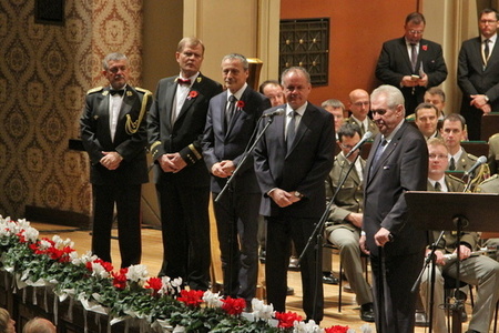 Prezidenti ČR a Slovenska vyjádřili úctu válečným veteránům na slavnostním koncertu