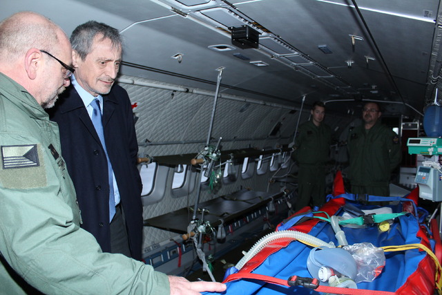 ...a podíval se i do letounu CASA upraveného pro MEDEVAC