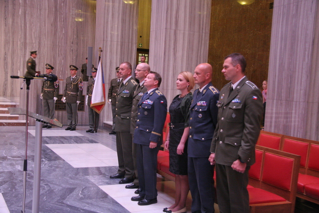 Pozdravit vojáky po návratu z mise vedle zástupce NGŠ AČR brig. gen. Petra Mikulenky, velitele  vzdušných sil brig. gen. Libora Štefánika, zástupce velitele pozemních sil brig. gen. Ladislava Junga i poslankyně Jana Černochová