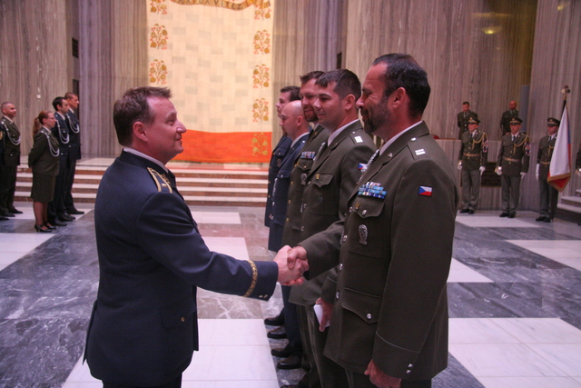 ZNGŠ-Ř SOC MO brig. gen. Petr Mikulenka předává nrtm. Peteru Slováčkovi věcný dar za příkladné plnění služebních povinností v rámci zahraničních operací