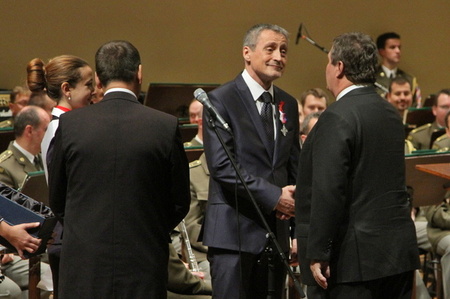 Předseda ČsOL Pavel Budinský předává pamětní medaili Československé obce legionářské ministru obrany Martinu Stropnickému jako výraz poděkování za pozornost, kterou resort obrany věnuje válečným veteránům