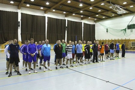 Slavnostní nástup před zahájením nohejbalového turnaje o Pohár šéfredaktora časopisu A report