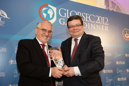 Alexandr Vondra přebírá z rukou Martina Bútory, bývalého velvyslance SR v USA česko slovenskou transatlantickou cenu