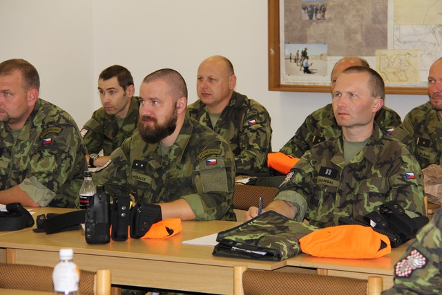 Příslušníci aktivních záloh při výuce na Odborné škole Vojenské policie ve Vyškově.
