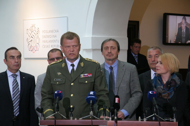 Poslanci výboru pro obrany, ministr obrany i náčelník generálního štábu představují novinářům průběh jednání