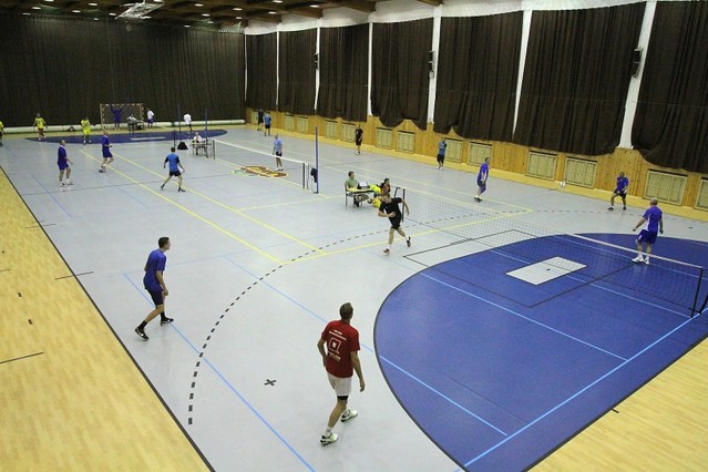 Sportovní areál v pražských kasárnách 17. listopadu na Ruzyni poskytl nohejbalovému turnaji skvělé podmínky