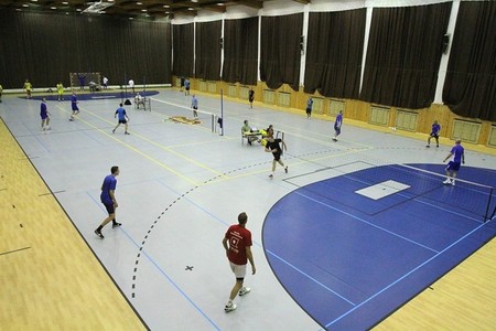 Sportovní areál v pražských kasárnách 17. listopadu na Ruzyni poskytl nohejbalovému turnaji skvělé podmínky