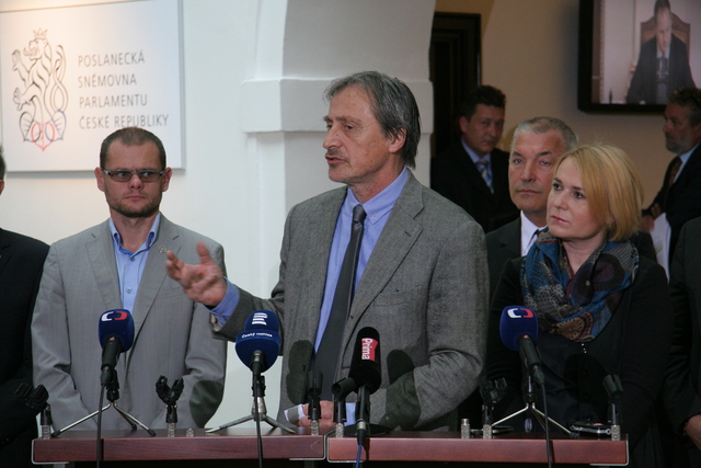 Předseda výboru David Kádner, ministr obrany Martin Stropnický a poslankyně Jana Černochová po jednání výboru pro obranu.