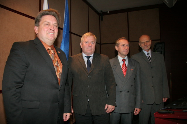 Mike Huggins se zástupci českého resortu obrany v hotelu Diplomat