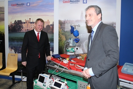 Armádní vrtulníky budou vedle týmů z IKEM přepravovat i týmy ECMO